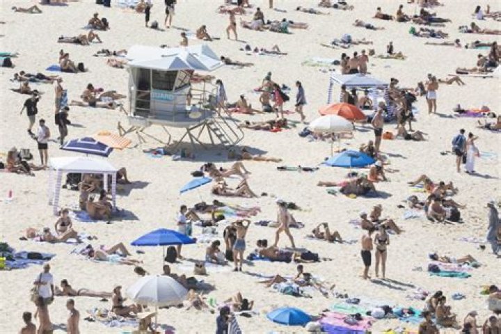 Are thongs allowed on South Beach?