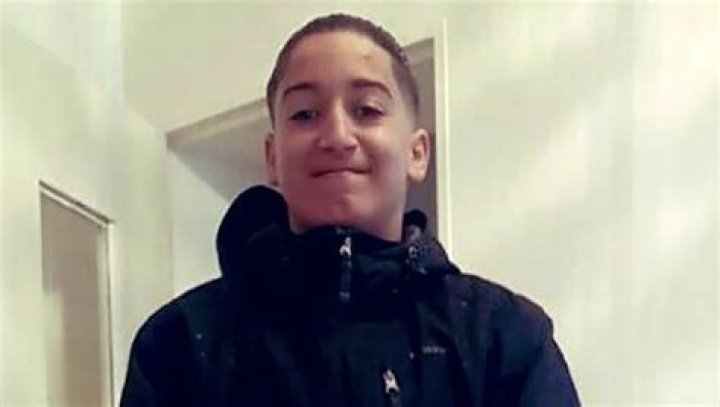 Can a 17 year old go to Canada alone?