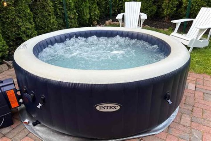 Can inflatable hot tubs be used in the winter?