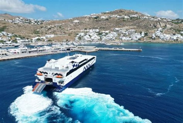 Can you get a ferry from Mykonos to Santorini?
