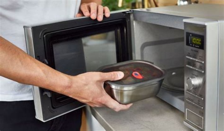 Can you put a metal tray in the microwave?