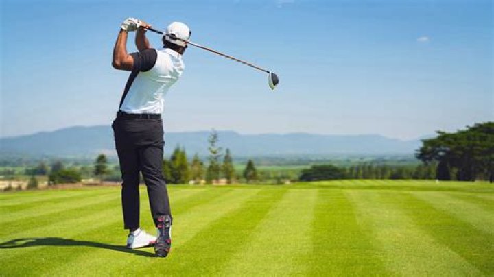 Can you stand behind a golfer when he is putting?