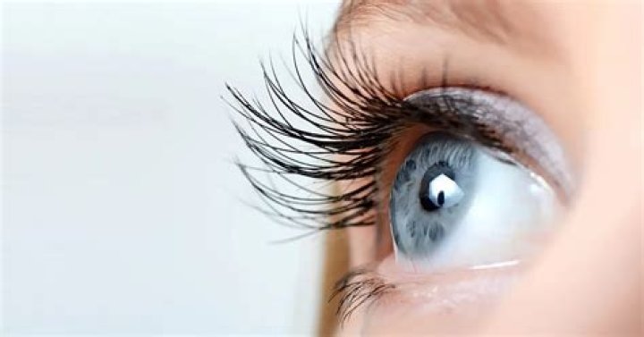 How does sarcoidosis affect the eyes?