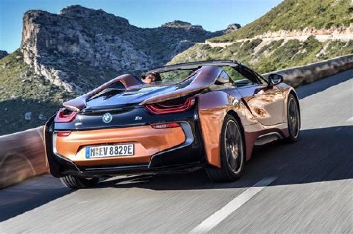 How fast is a BMW i8?