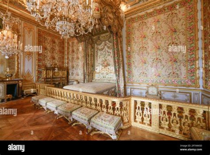 How many bedrooms are in the Palace of Versailles?
