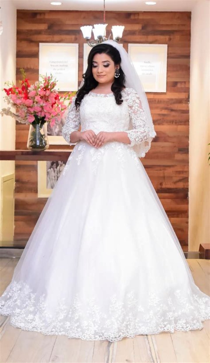What do Christians wear at a wedding?