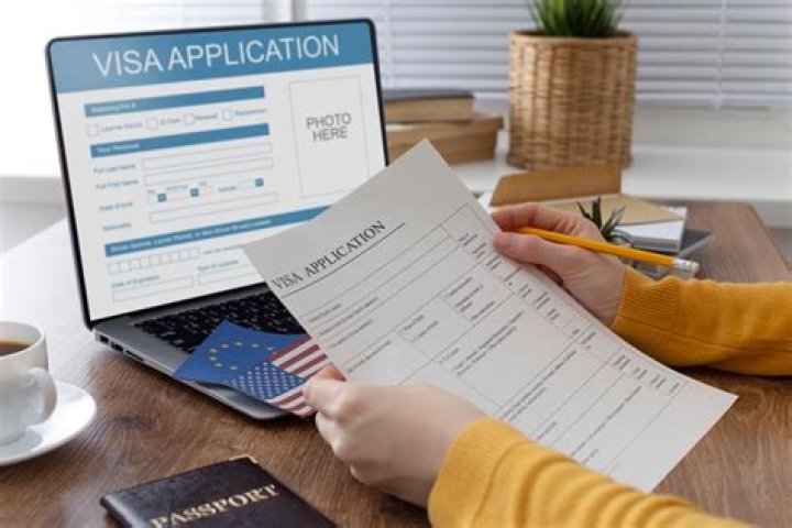 What documents are needed to apply for a US visa?
