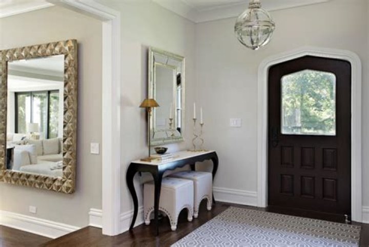 What is the difference between a foyer and entryway?
